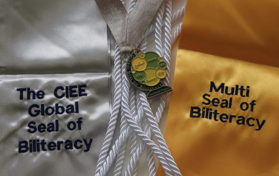 112 Students At Venice High Receive Seal Of Biliteracy